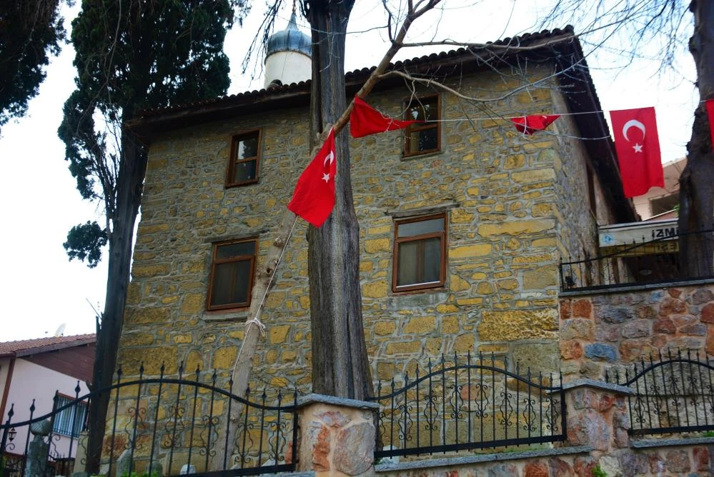 Bu caminin sırrı çözülemiyor: 390 yıldır ayakta! Dikkat çeken saat detayı